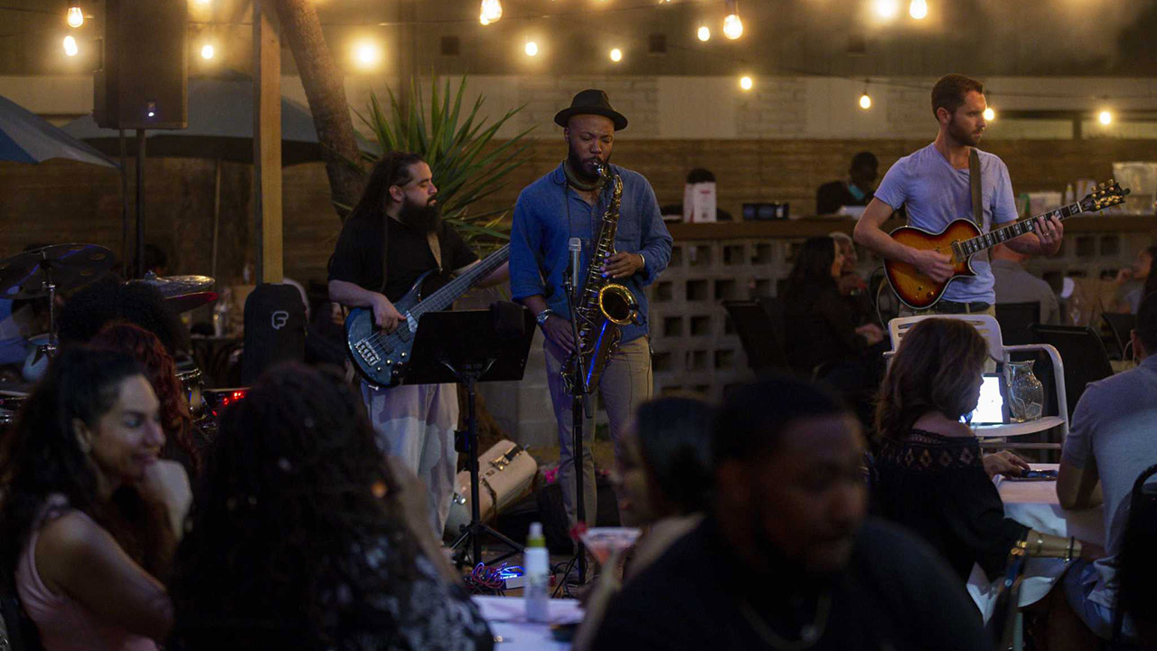 Restaurant Entertainment Ideas: 6 Tips to Engage Guests and Keep Them Coming Back